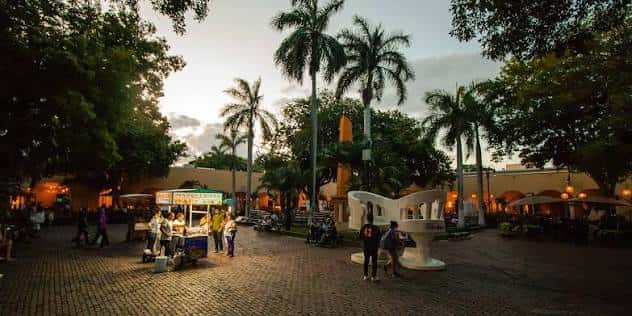 Atardecer en el Parque Santa Lucía con iluminación cálida y personas caminando