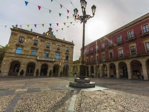 Plaza Mayor de Gijón con farola central y banderines festivos