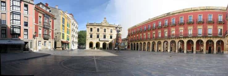 Vista panorámica de la Plaza Mayor de Gijón con edificios históricos y arcos