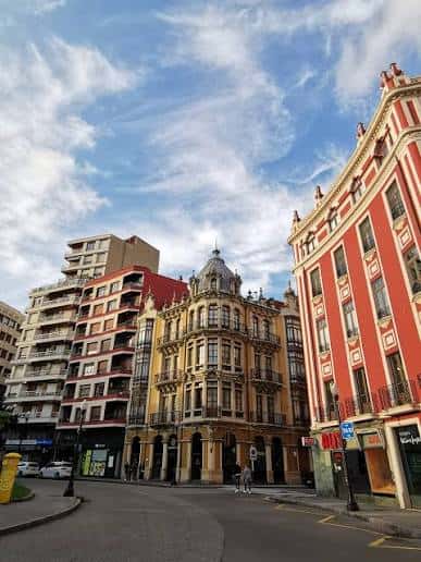 Vista de la Plaza de San Miguel con edificios históricos y arquitectura ecléctica bajo cielo parcialmente nublado