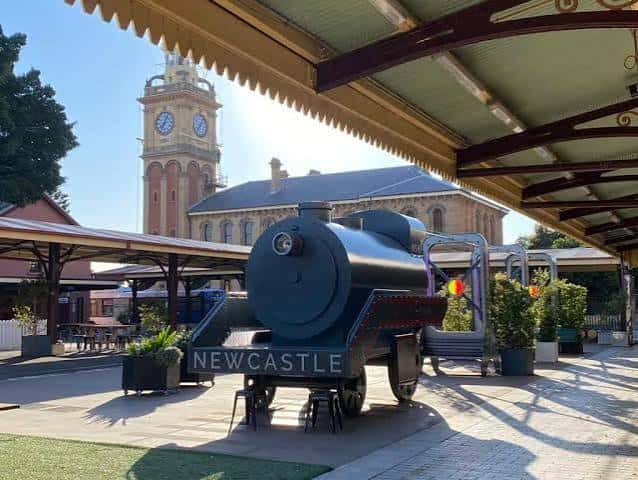Locomotora histórica decorativa frente al edificio principal del lugar