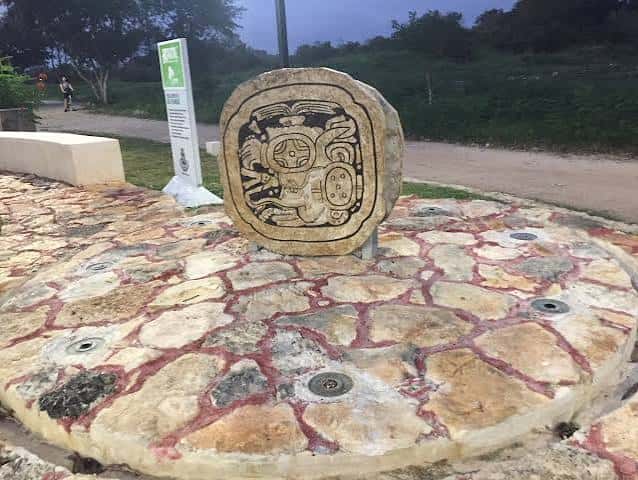 Vestigio arqueológico en el Parque Yaaxtal con diseño maya