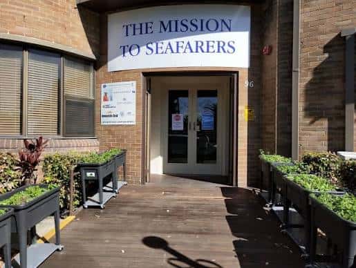 Entrada principal del edificio de The Mission to Seafarers con letrero visible