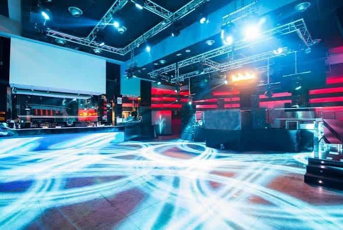 Interior de la discoteca Spook con iluminación láser y escenario