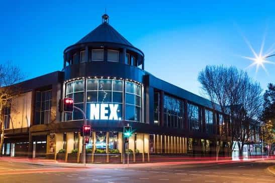 Fachada exterior del centro de convenciones NEX en Newcastle durante la noche