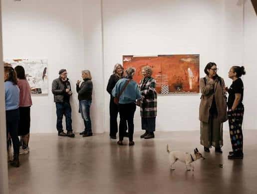 Visita guiada a la galería de arte con obras expuestas en las paredes