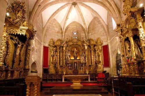 Interior de la Concatedral con retablo dorado y bóvedas góticas