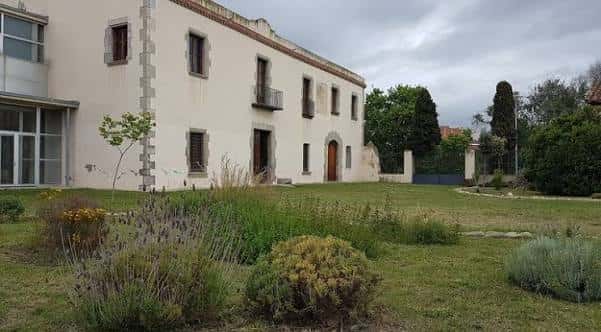 Jardín mediterráneo frente a la entrada principal de Can Boet