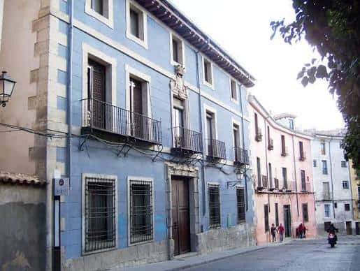 Fachada principal de la Casa del Corregidor en Cuenca, con detalles arquitectónicos y balcones de hierro forjado