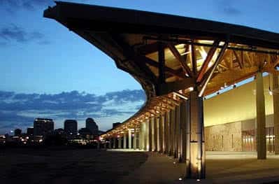 Vista exterior del Palmer Events Center al atardecer con iluminación arquitectónica