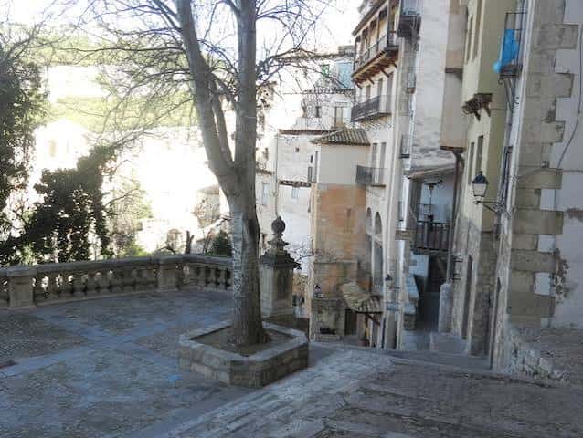 Calle empedrada y arquitectura tradicional del barrio de San Miguel