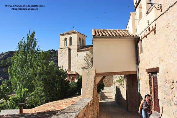 Iglesia y callejón con puente peatonal en el barrio de San Miguel