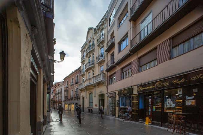 Fachada principal del Centro Social Corpus desde la calle, mostrando su estilo arquitectónico y entorno urbano