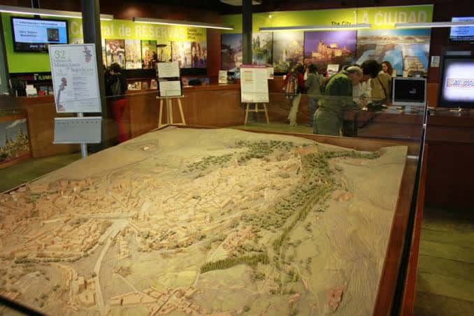 Interior del centro con maqueta detallada de la ciudad y mostradores de información turística