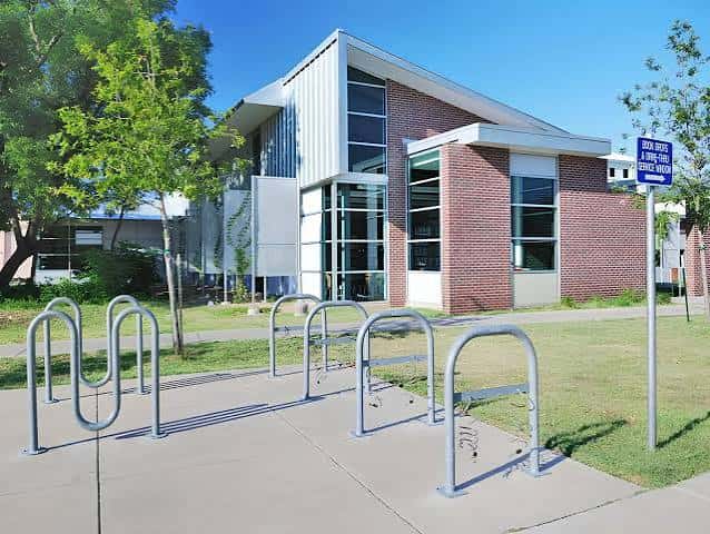 Entrada principal de la biblioteca con estacionamiento para bicicletas