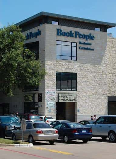 Vista exterior del edificio de BookPeople con fachada de piedra y letrero azul