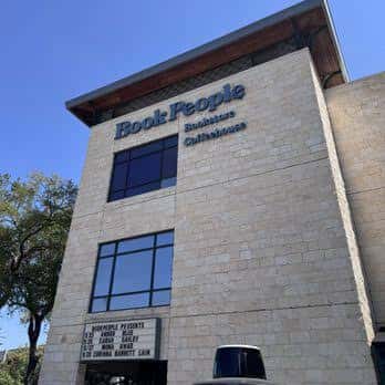 Ángulo elevado de la entrada principal de BookPeople con cartel de eventos