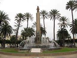 Vista general de la Plaza de España con fuente central y palmeras