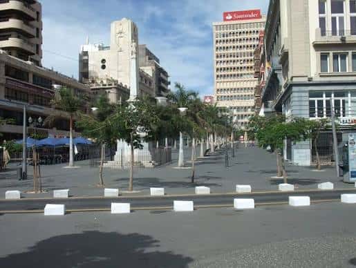 Vista panorámica de la Plaza de la Candelaria con el obelisco central y palmeras bajo un cielo despejado