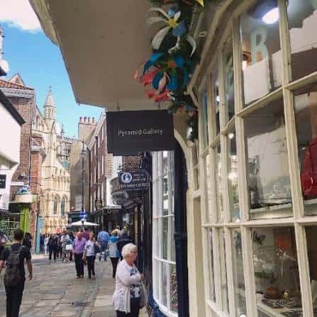 Vista de la calle con el letrero de Pyramid Gallery y ambiente urbano de York