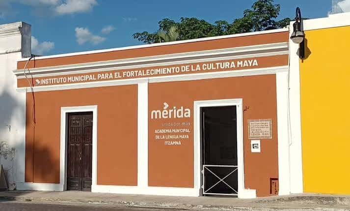 Fachada del Instituto Municipal para el Fortalecimiento de la Cultura Maya en Mérida, con letrero visible y arquitectura colonial
