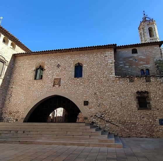 Fachada principal del castillo con arco de entrada y torre