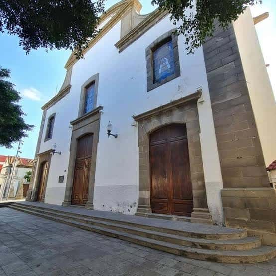 Fachada principal de la Iglesia de San Gregorio con puertas de madera y detalles en piedra