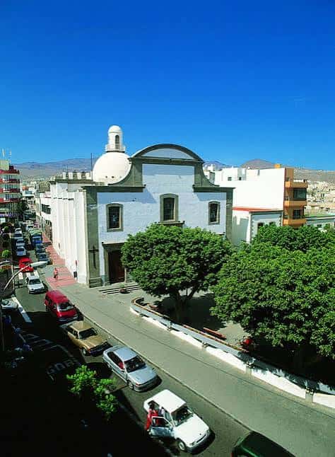 Vista aérea de la Iglesia de San Gregorio en Telde con el entorno urbano alrededor