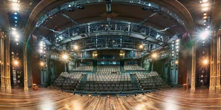 Interior del auditorio del Zach Theatre mostrando el escenario y las butacas