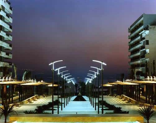 Vista nocturna de la Avenida del Mar con iluminación moderna y edificios residenciales a ambos lados