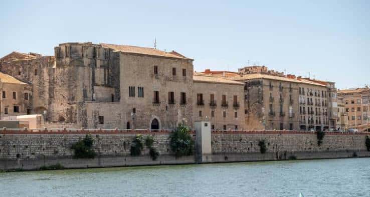Fachada exterior del Palau Episcopal junto al río Ebro