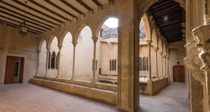 Claustro del palacio con arcos de medio punto y columnas de piedra