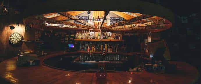 Interior del bar con barra circular y decoración temática