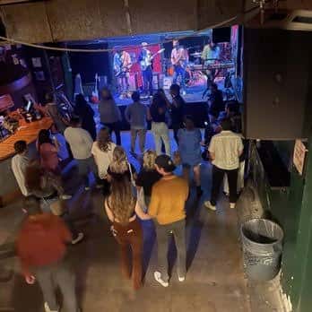 Concierto en vivo en el escenario de Valhalla con público asistiendo