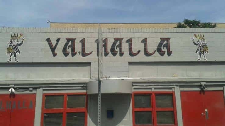 Fachada exterior del local Valhalla con su distintivo letrero y murales