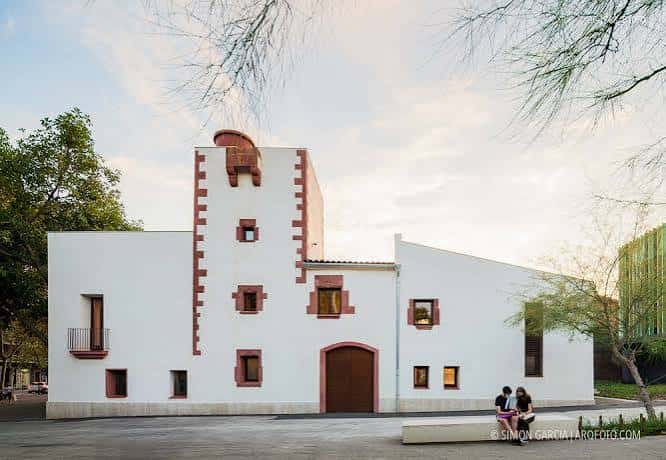 Fachada moderna renovada de la Masía Can Roca de Baix con detalles arquitectónicos en ladrillo rojo