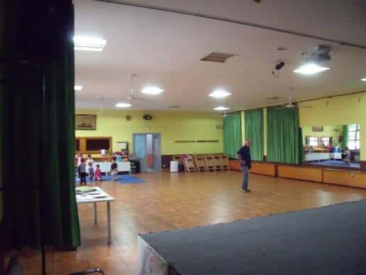 Vista amplia de la sala con escenario y cortinas