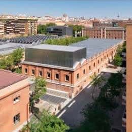 Vista aérea del Real Teatro de Retiro mostrando su fachada de ladrillo y entorno urbano