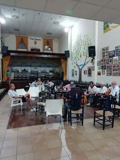 Evento flamenco en la Peña Flamenca Chiclanera con artistas y público