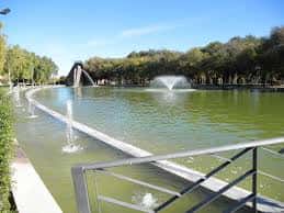 Vista panorámica del lago con fuentes y el monumento piramidal del Parque del Pilar