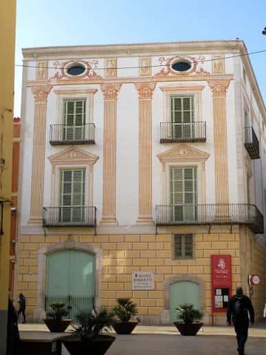 Fachada principal del Museu Romàntic Can Papiol en Vilanova i la Geltrú