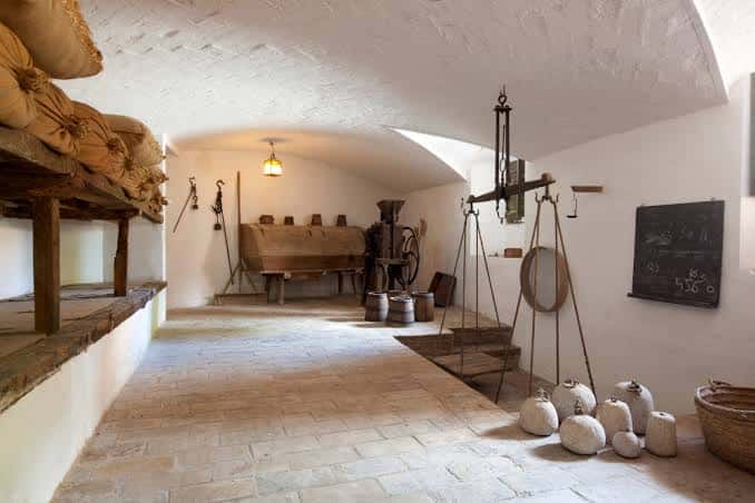 Bodega histórica con barriles y herramientas tradicionales