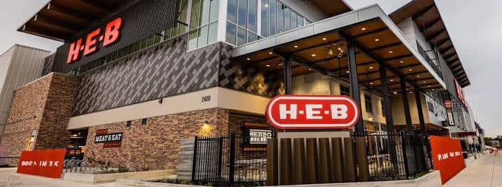 Fachada moderna del H-E-B en SoCo con detalles en piedra y grandes ventanales