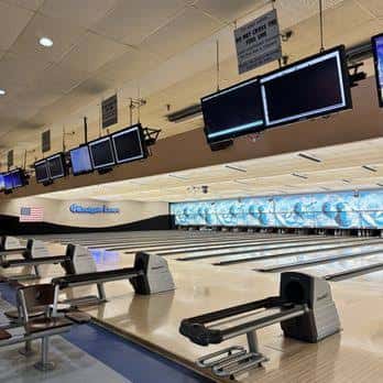 Interior de Westgate Lanes con carriles de bolos y pantallas de puntuación