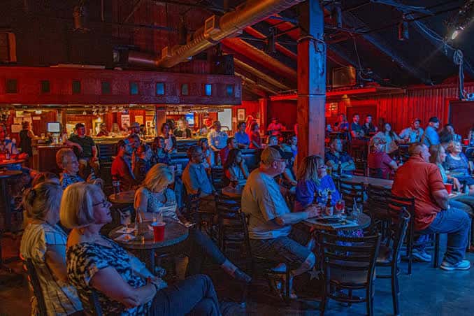 Interior del Saxon Pub con clientes disfrutando de la música en vivo