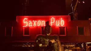 Letrero de neón del Saxon Pub iluminado por la noche