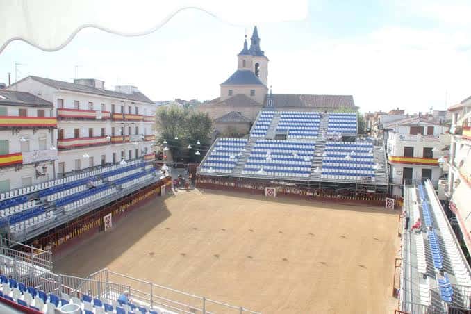 Plaza de Toros de Arganda del Rey vacía con asientos azules y blancos