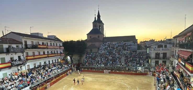 Plaza de Toros de Arganda del Rey al atardecer con la iglesia de fondo