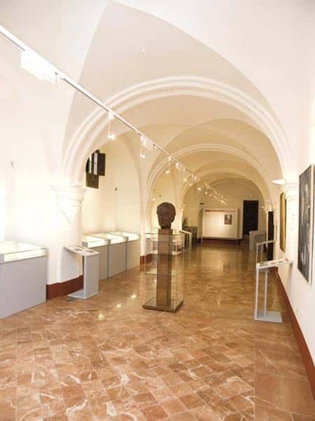 Galería interior con bóvedas de cañón y vitrinas de exposición