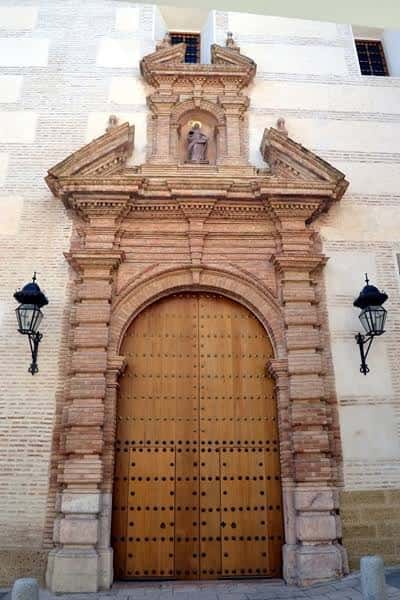 Portada barroca de la Iglesia de Santa Clara con puerta de madera